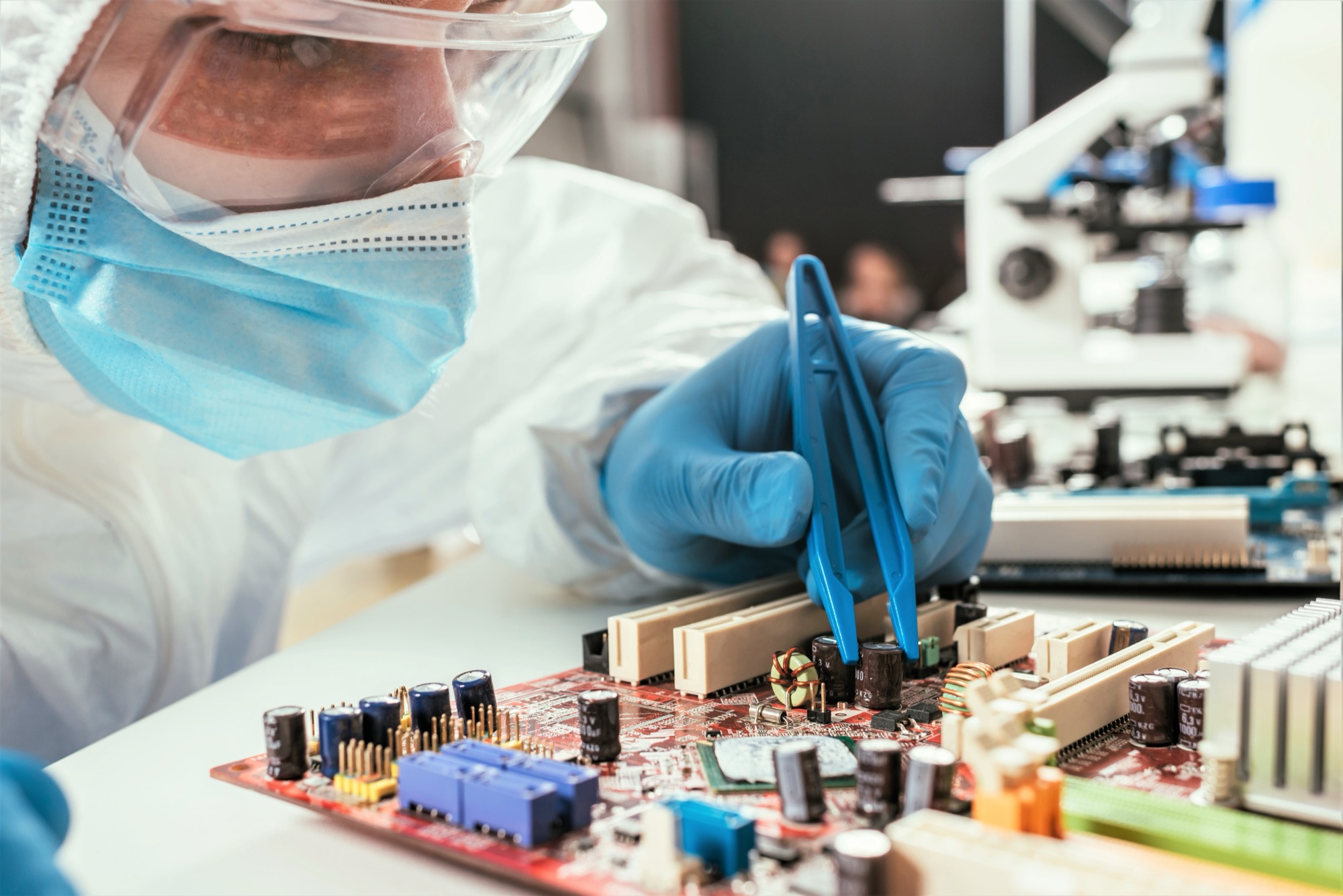 Ingegnere Valuebiotech al lavoro su un componente elettronico in laboratorio