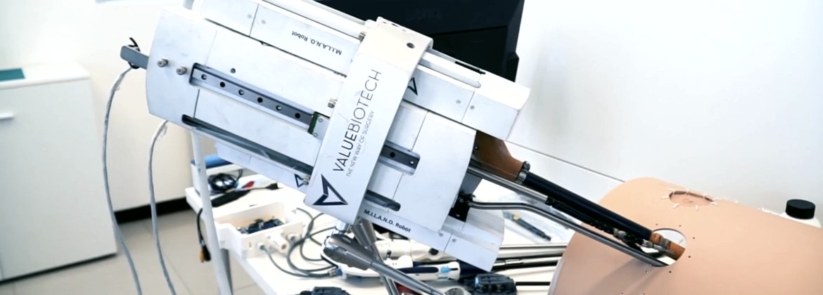 Il prototipo reale M.I.L.A.N.O. con livrea Valuebiotech sul banco di lavoro